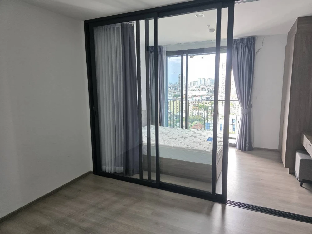 For rent, The Line Phahonyothin Park, new room, unblocked view, all new furniture. Well, like this, you have to make a reservation.
