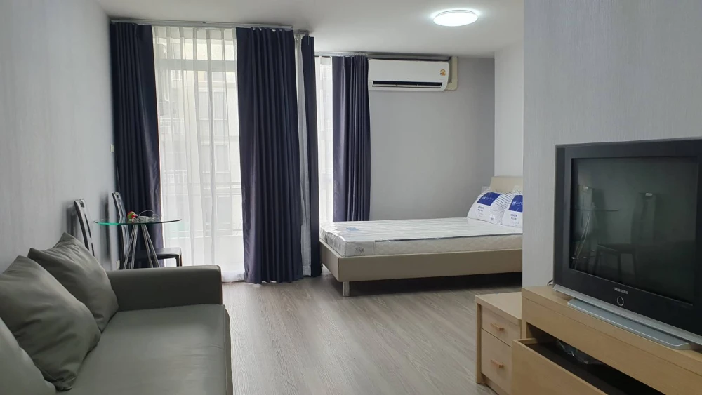 For rent, The Star Condominium, room with good flooring. Install wallpaper in modern luxury style, complete with all needs.