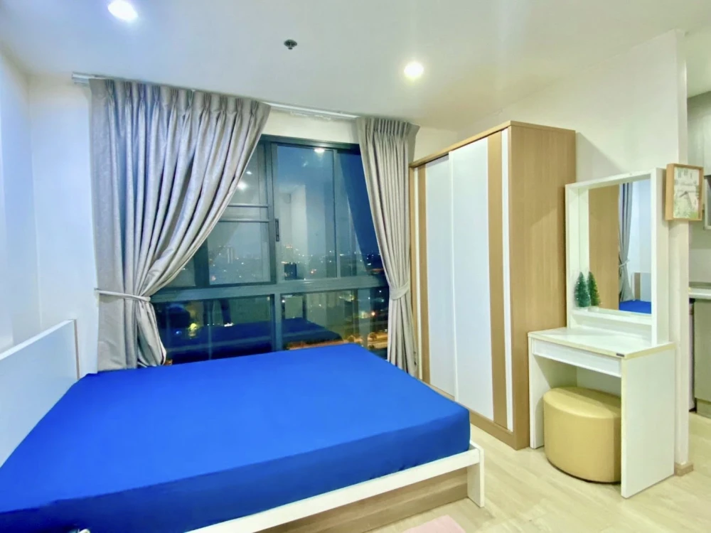For rent: Ideo Sathorn-Tha Phra, 11th floor, swimming pool view, not hot, fully furnished, ready to move in, don't miss out if you book.