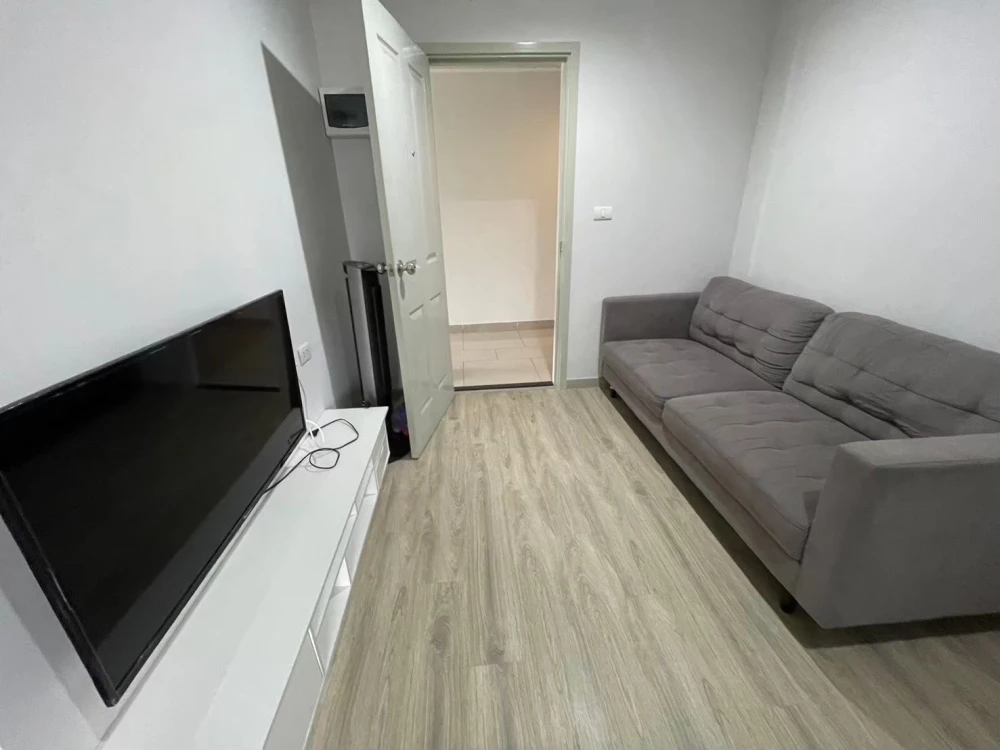 For rent: Hi Ladprao 130, separate glass partitioned room. With built-in kitchen Plus amenities. Book now.