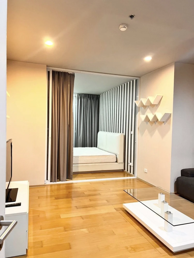 For rent Hive @ Sathorn, 21st floor, beautiful room, fully furnished, beautiful view, no tall buildings to block, book now, don't wait.