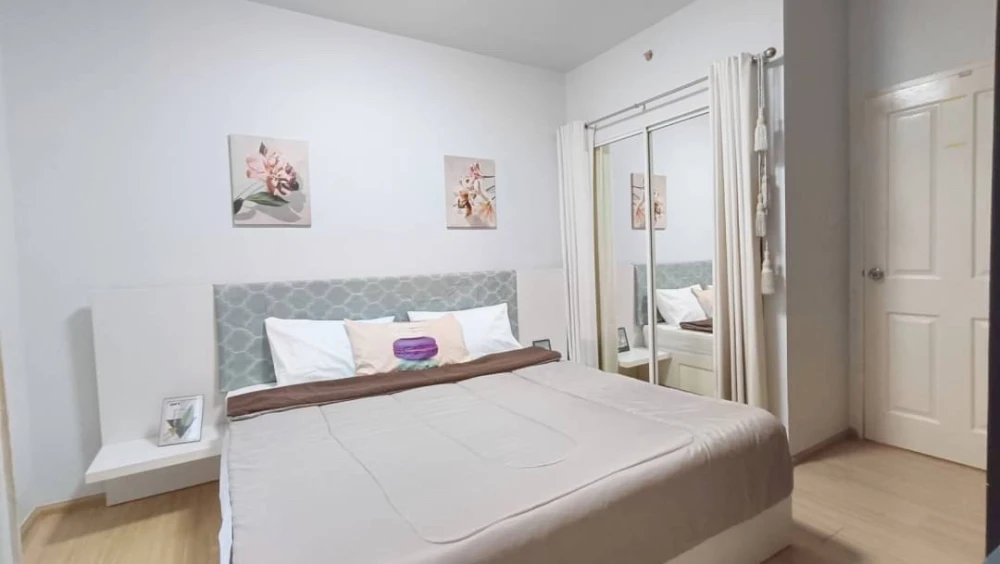 For rent: A space Asoke-Ratchada, pool view, not hot, private, just bring your bags and move in.