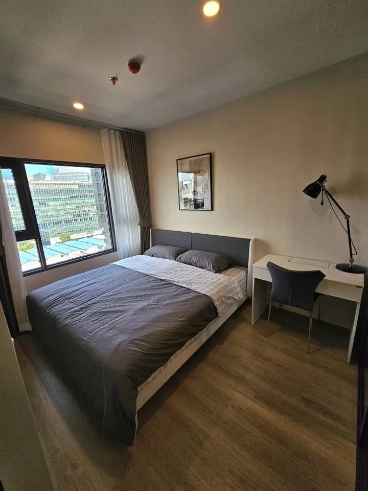 For rent: Life Rama4 - Asoke, ready to move in, fully furnished, electrical appliances, reasonable price, must book now before it's too late.