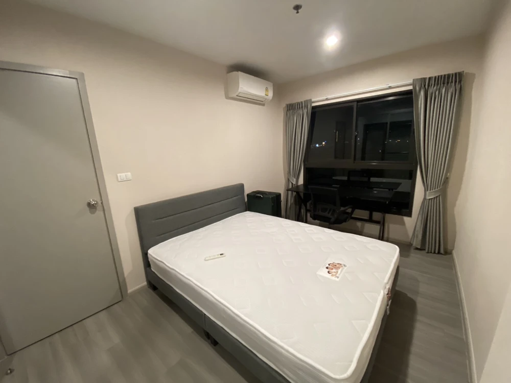For rent, Parkland Charan-Pinklao, empty room, good price, well separated kitchen, 8th floor, swimming pool view, hurry to reserve.