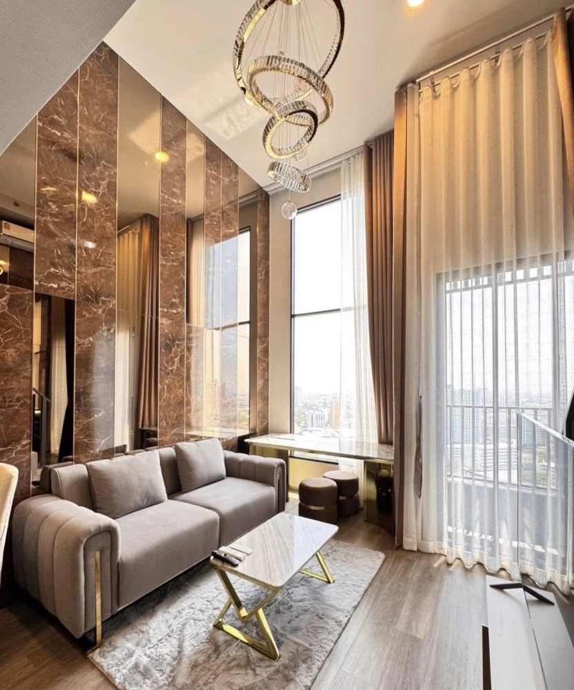 For rent: SO ORIGIN KASET INTERCHANGE is a 2-storey room with a 4.2-meter high ceiling on the 20th floor. The entire room is decorated with built-ins.