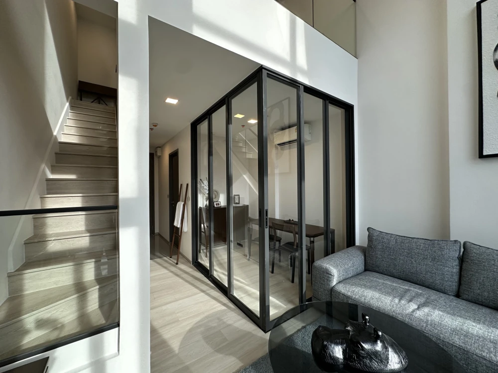 For rent or sale: The Privacy Jatujak, a two-story loft-style room on a very high floor with a very pleasant view of Chatuchak Park. Don't miss it!
