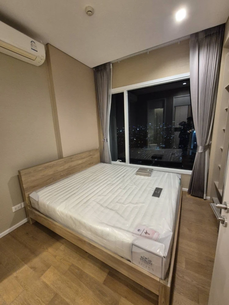 For rent: The Saint Residences, very high floor room with quality furniture, just bring your bag and move in.