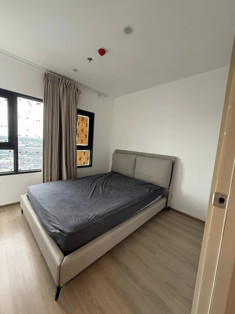 For rent: Life Rama 4 - Asoke, 18th floor, plenty of usable space, comfortable living, not cramped, in a great location.