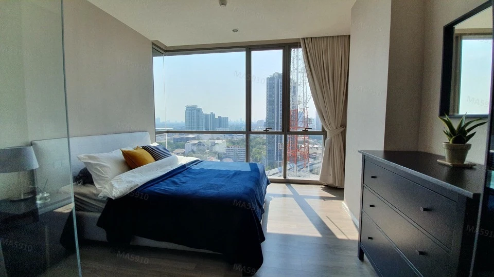 For rent!! The Room Sukhumvit 69 condo, good location, complete facilities Ready to move in. Hurry up to reserve!!