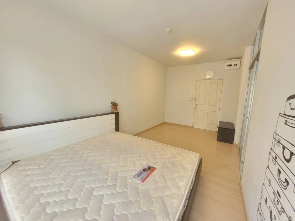Condo for rent, Plum Condo Samakkhi, flat decorated room, white tone, 2nd floor, Building B, very cheap price, need to hurry up to rent