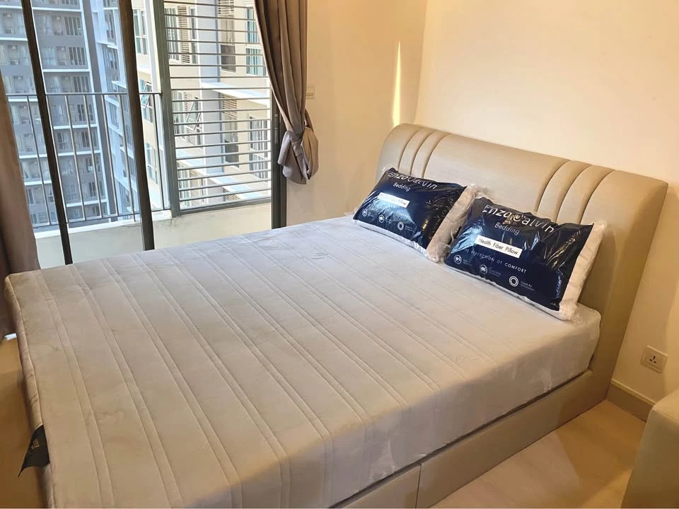 Condo for rent at Ideo Mobi Sukhumvit, a nice room with complete furniture and appliances. Hurry and reserve now, don't miss out!
