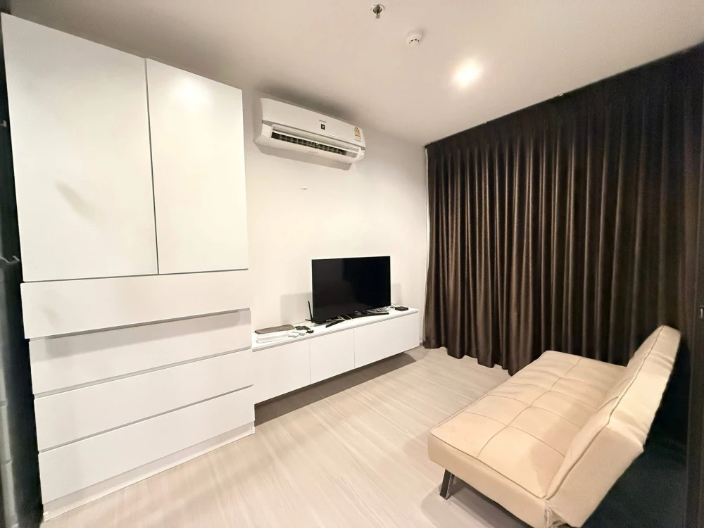Condo for rent at Life Sathorn Sierra. Spacious room with ample living space. Convenient and fully equipped. Don't miss out!