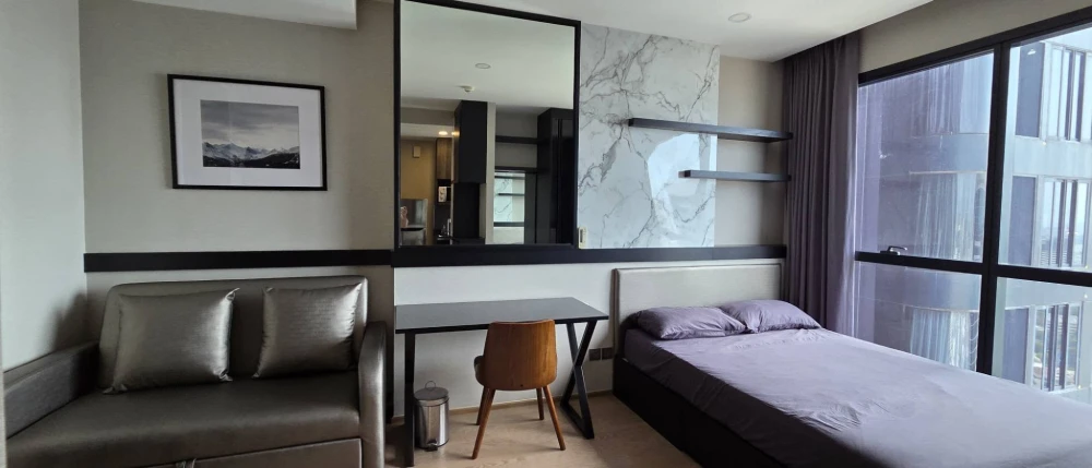 Condo for rent near Chulalongkorn University. Studio room, Ashton Chula-Silom, 44th floor. High floor with great view. Convenient and fully furnished.