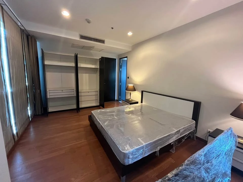 Condo for rent, The Address Chidlom. Spacious and comfortable unit with ample living space. Fully furnished with appliances. Book now, don't miss out!
