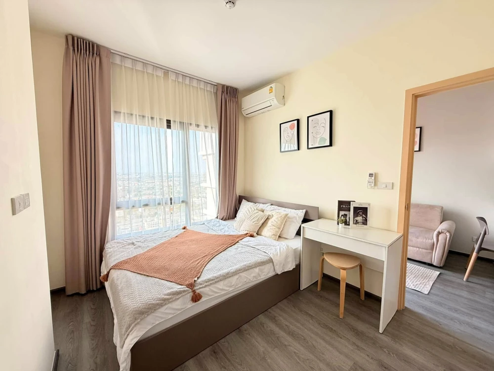 Luxury 1-bedroom condo for rent at Rich Park @ Triple Station, on the 37th floor (top floor), offering stunning city views and complete privacy.