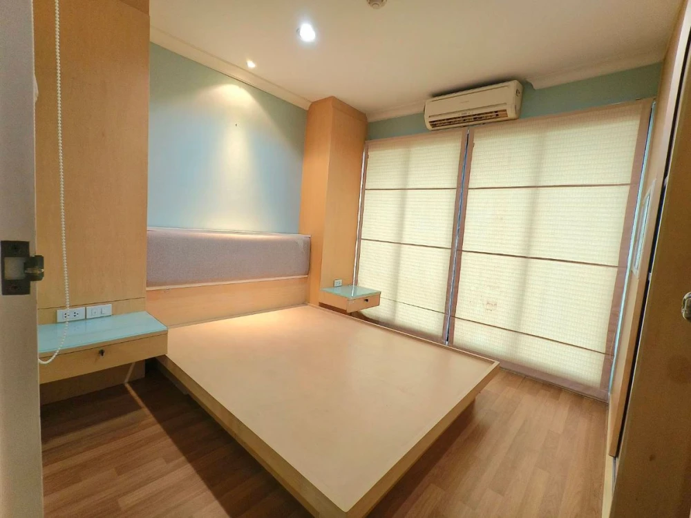 Condo for rent, Lumpini Place Narathiwat-Chao Phraya, large room, comfortable living, plenty of usable space, 27th floor, city view, no buildings bloc