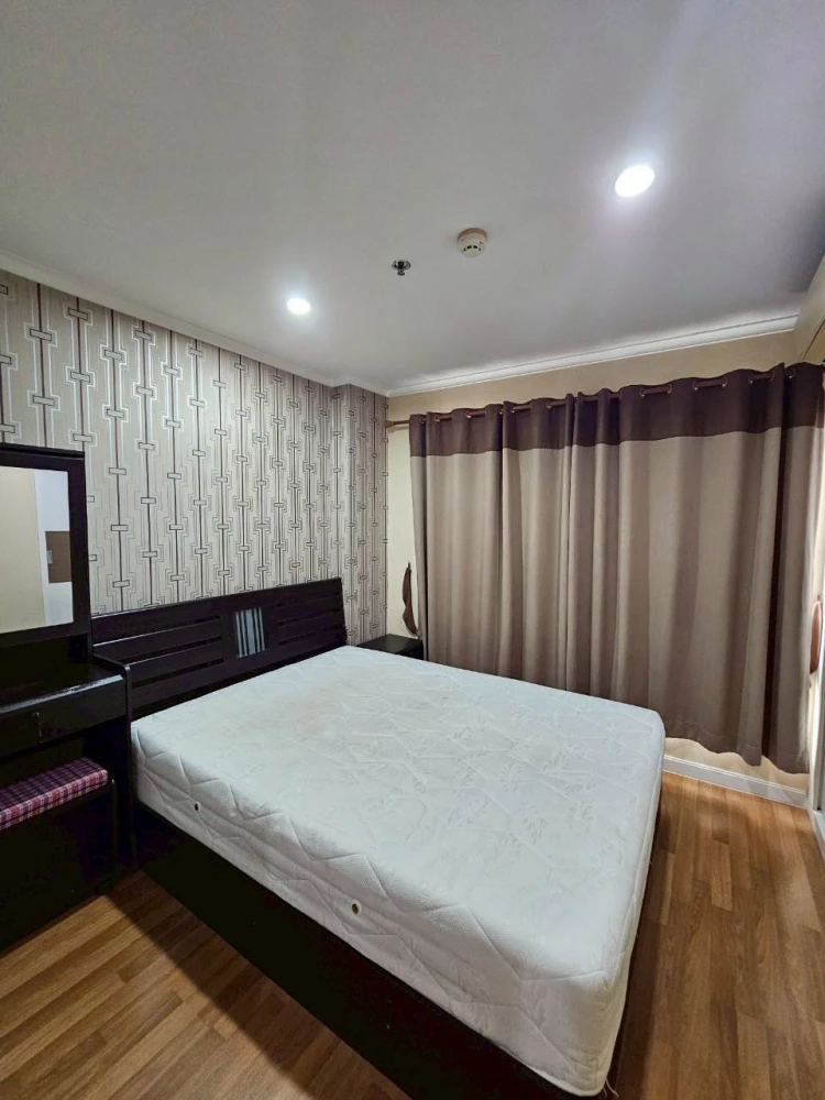 Condo for rent, Lumpini Place Ratchayothin, room with wallpaper throughout the room, very good price, hurry up and reserve it, don't miss out.