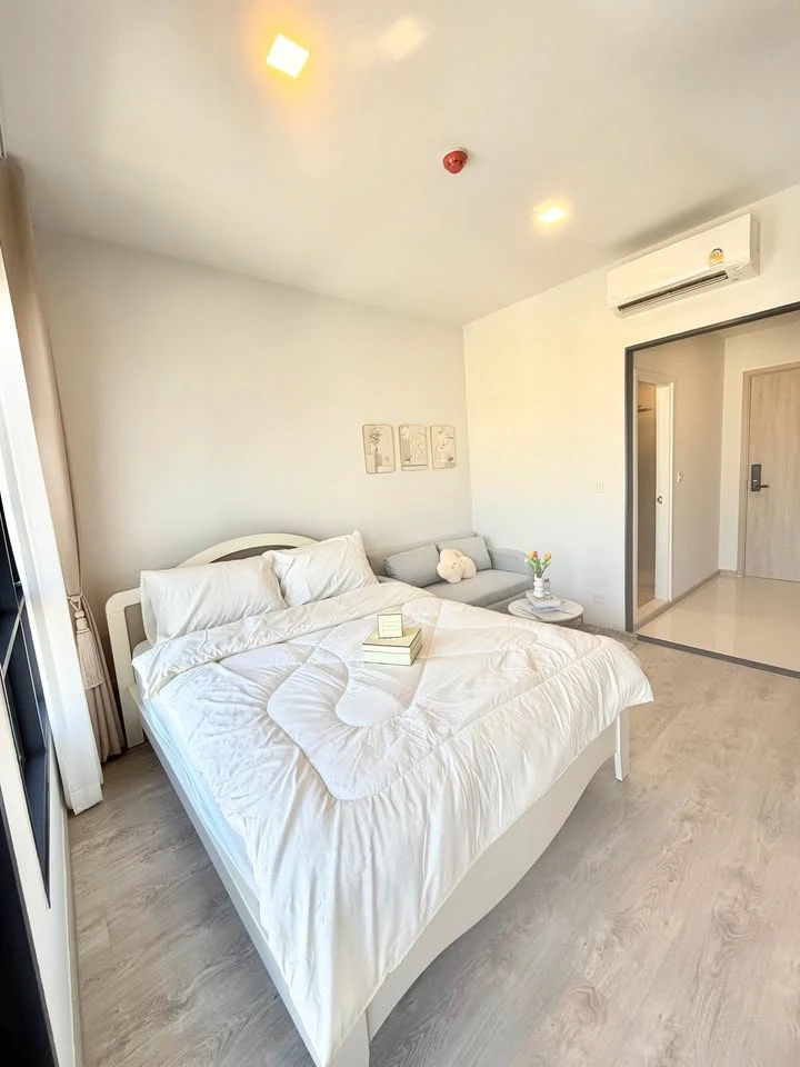 Condo for rent at The Tree Pattanakarn-Ekkamai. Nice, comfortable white-themed room at an affordable price. Just bring your belongings and move in!