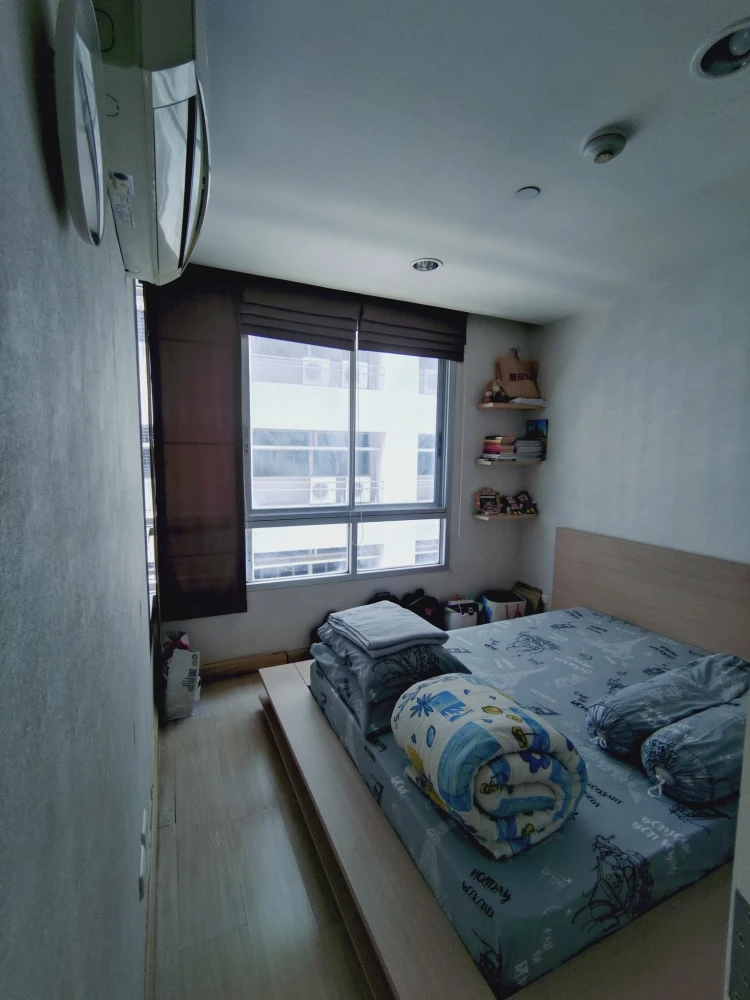 Condo for rent at The Station Sathorn-Bangrak. Spacious and comfortable unit with ample living space. Convenient and fully equipped. Book now!