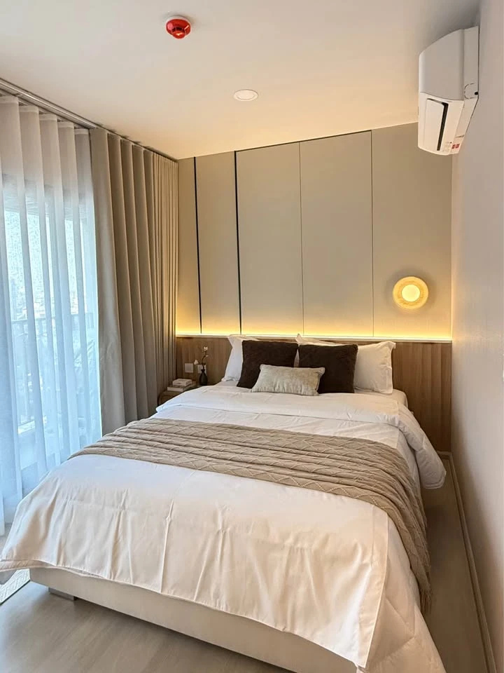 Condo for rent, Aspire On Nut Station, 24th floor, unobstructed north view, built-in furniture. You definitely don't want to miss this!