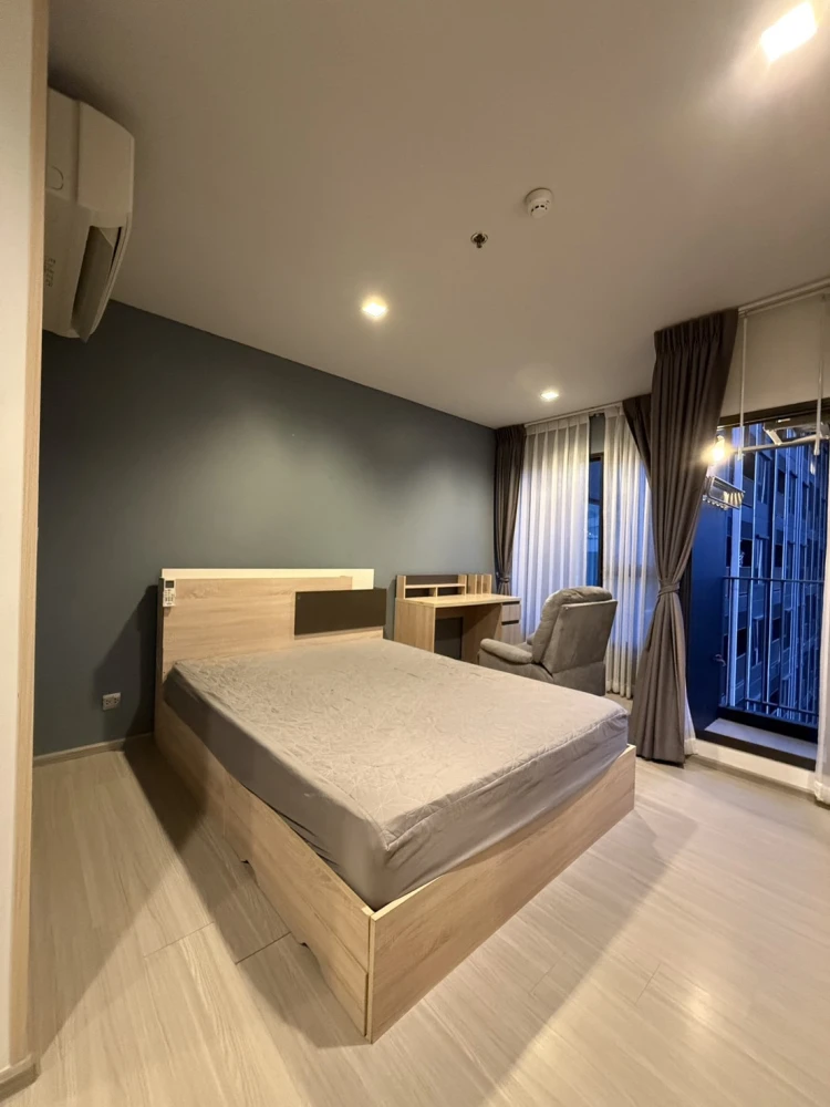 Condo for rent, Life Asoke-Rama 9. Nice room, fully furnished with appliances. Just bring your belongings and move in! You won't want to miss this!
