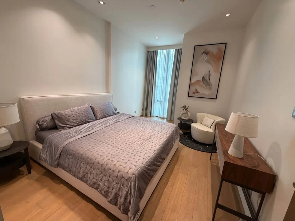 Condo for rent at 28 Chidlom. Spacious and comfortable unit with ample living space and complete amenities. Book now!