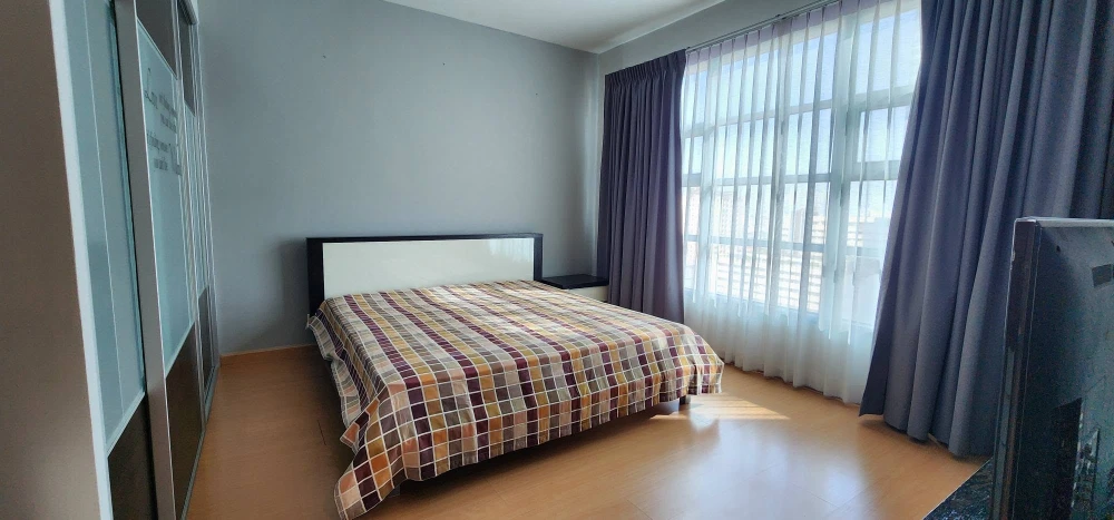 Condo for rent at Baan Klang Krung Siam-Pathumwan. Spacious and comfortable unit with ample living space. Book now, don't miss out!