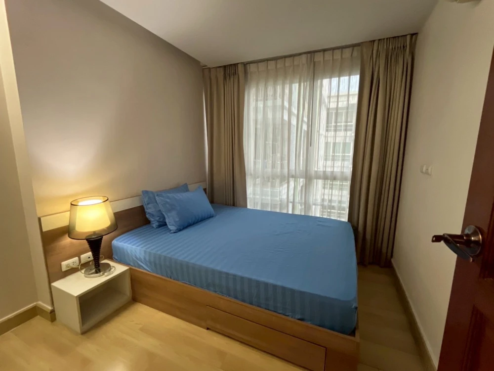 Condo for rent at Emerald Residence Ratchada. Nice unit, fully furnished with appliances. Just bring your belongings and move in!