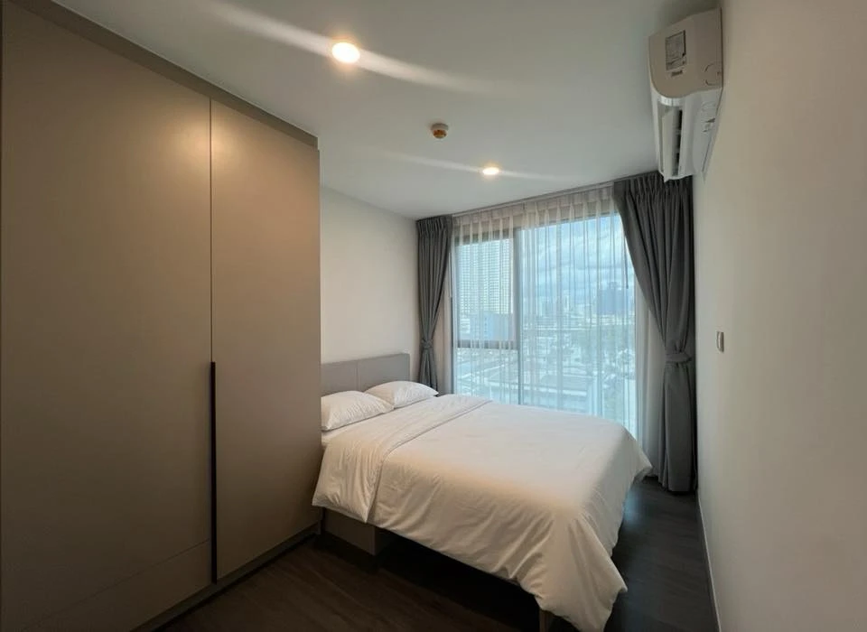 Condo for rent at FLEXI Sathorn – Charoen Nakhon. Nice unit, fully furnished with appliances. Just bring your belongings and move in! Don't miss out!