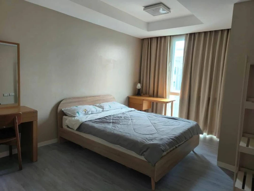Condo for rent at Garden Asoke Rama 9. Spacious and comfortable unit with efficient use of space. Don't miss out!