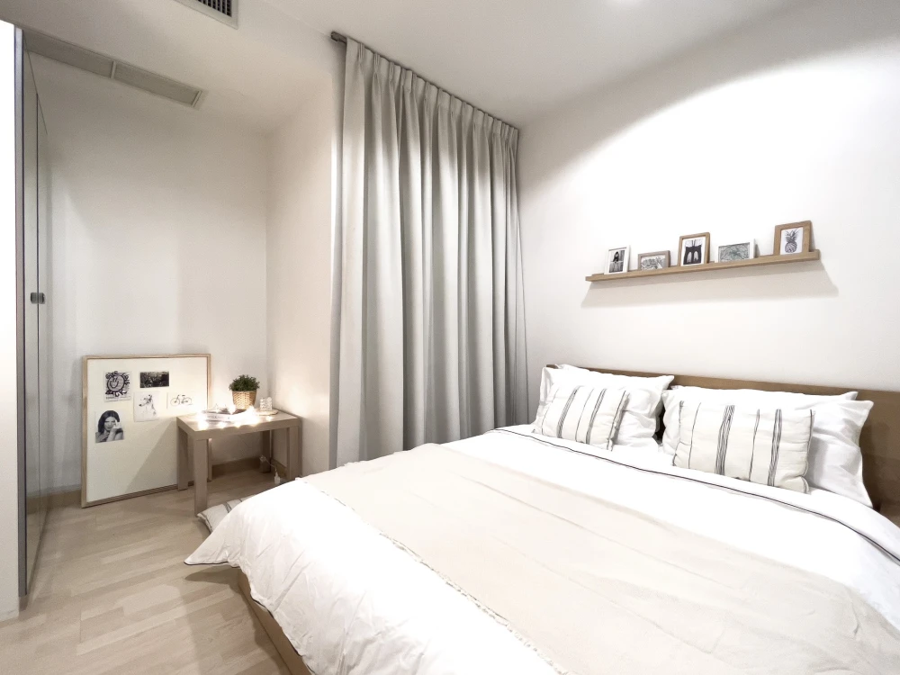 Condo for rent at Heritage Sukhumvit. White-toned room, comfortable and budget-friendly. Everything you need is here. You definitely need to book!