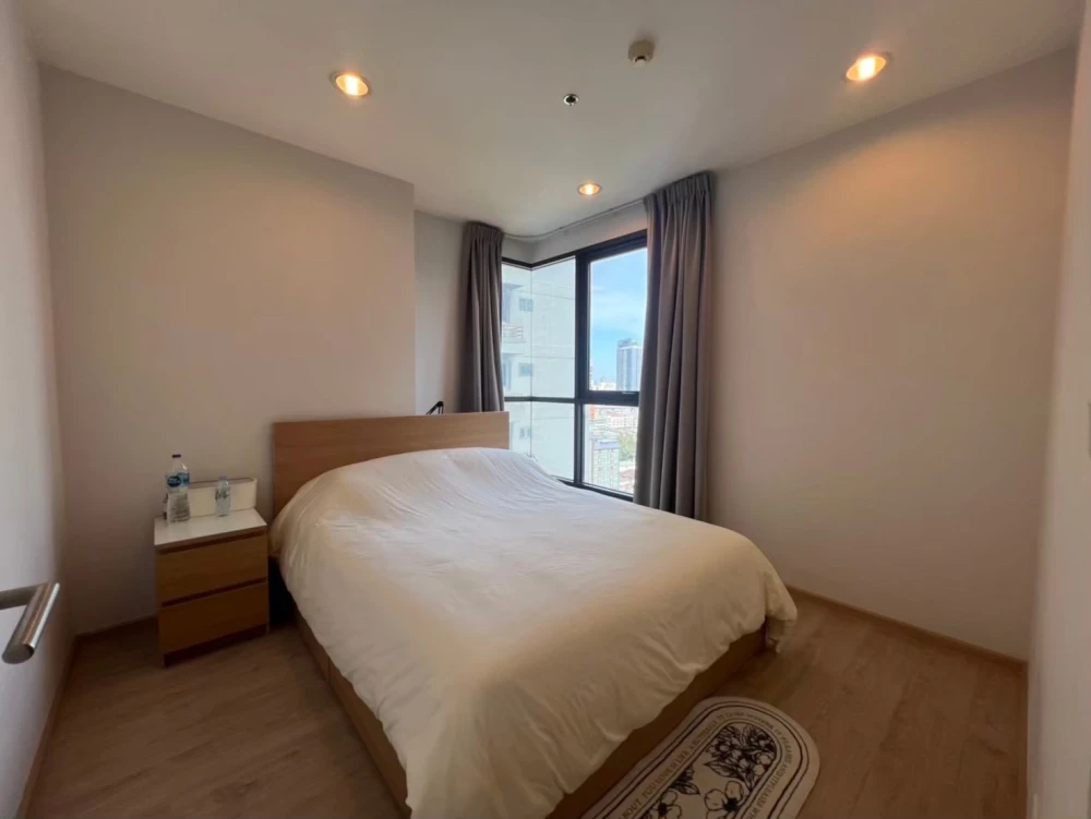 Spacious condo for rent at Ideo Q Ratchathewi. Plenty of usable space. Book your unit today! Don't miss out!
