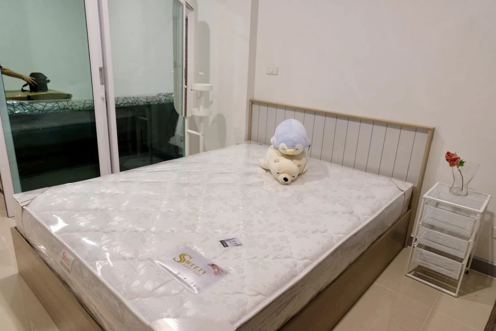 Condo for rent at Lazio Sriyan. The room is partitioned into separate, clearly defined zones. Great price! Book now! Don't miss out!