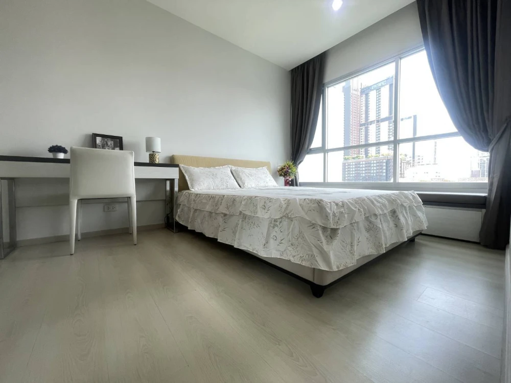 Condo for rent at Life Ratchadapisek. Spacious and comfortable unit with ample living space. Convenient and fully equipped. Book now, don't delay!