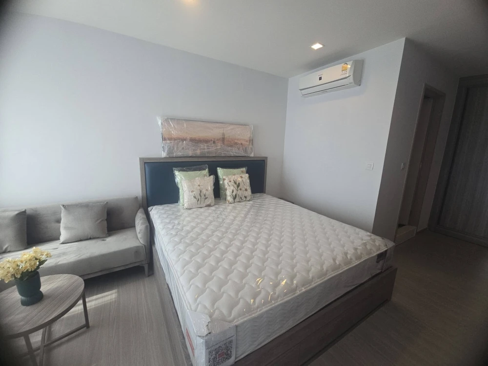 Condo for rent at Life Sathorn-Sierra. Nice unit on the 35th floor with amazing views. Great price! Book now, don't miss out!