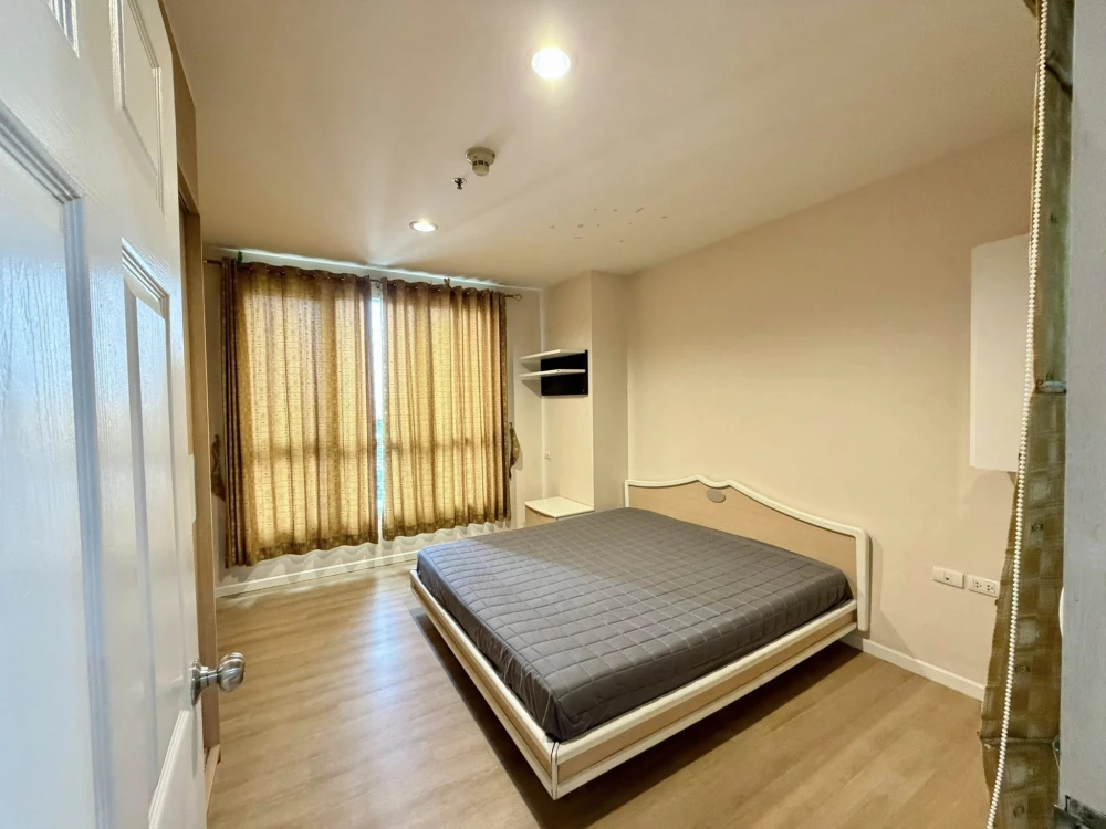 Condo for rent: Life@Ratchada-Huaikhwang. Spacious room, plenty of living space, great value. Reserve now, don't miss out!