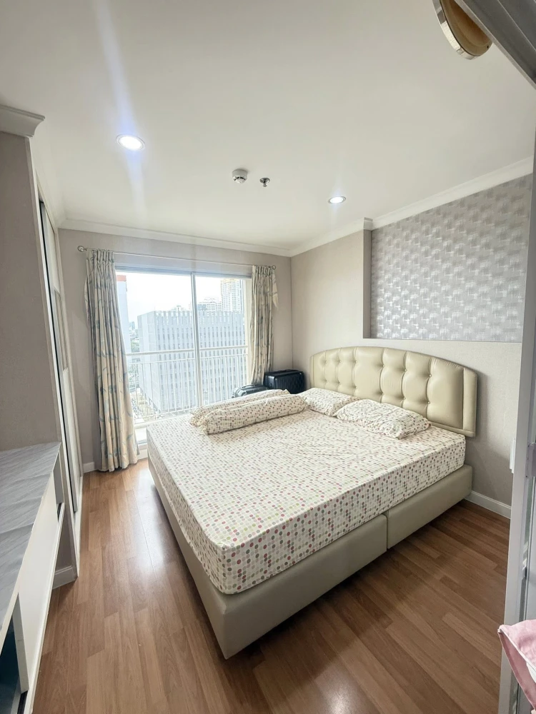 Condo for rent at Lumpini Place Rama 9–Ratchada. Spacious and comfortable unit with ample living space. Convenient and fully equipped. Book now!