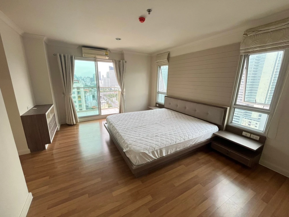 Condo for rent at Lumpini Place Rama 9–Ratchada. Large unit with ample living space. Convenient and fully equipped. Book now!