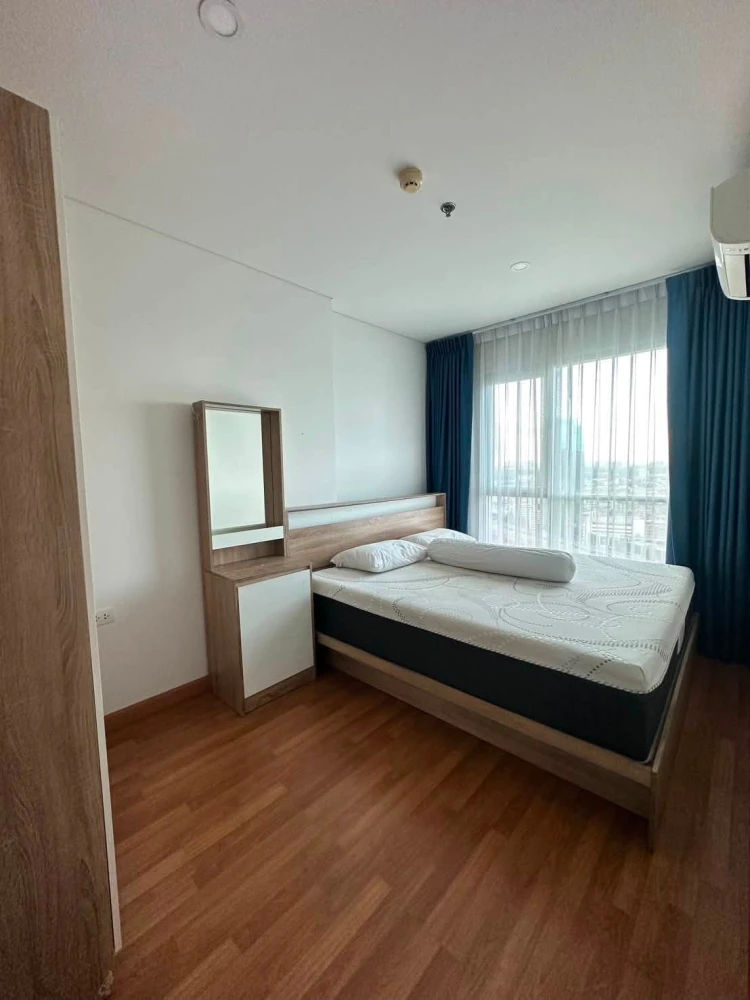 Condo for rent at Lumpini Place Ratchada-Sathu, 28th floor. High floor with great view. Fully furnished. Book now!