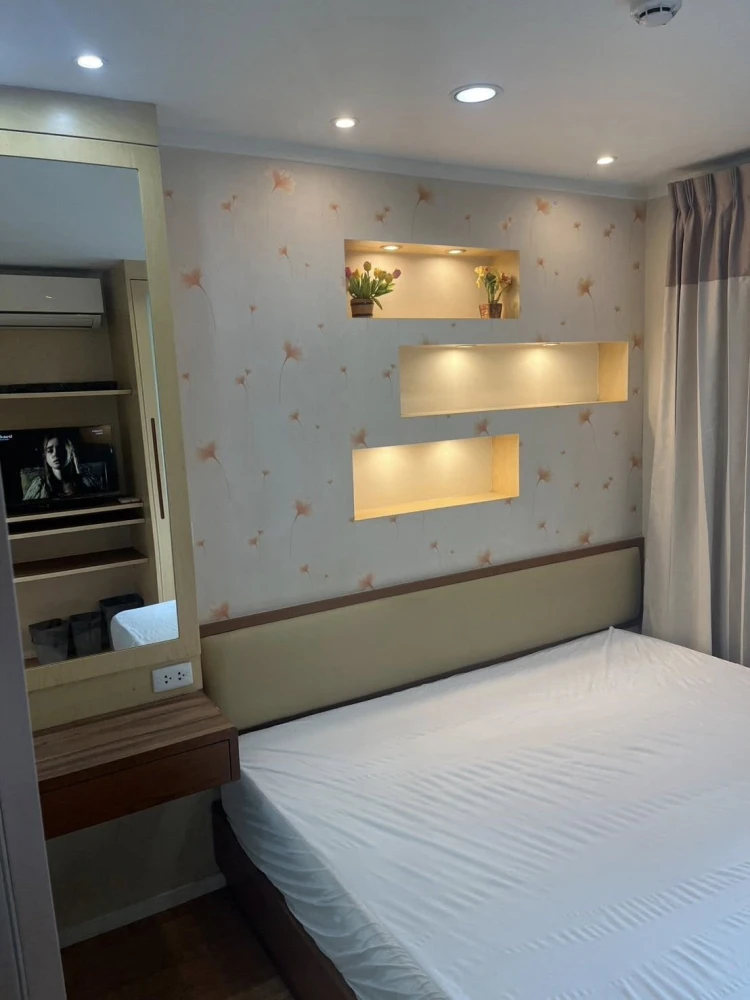 Condo for rent at Lumpini Place Srinakarin-Huamak Station. Nice unit with high-quality wallpaper. Great value! Book now!