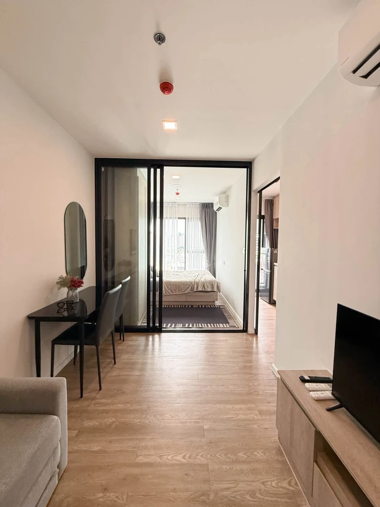 Condo for rent at Modiz Sukhumvit 50. The unit has clearly separated partitions, and comes fully furnished with appliances. Just bring your suitcase a