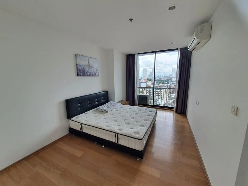 Condo for rent: Noble Revo Silom. Spacious room with plenty of living space. Fully furnished with appliances. Reserve now. Don't miss out!