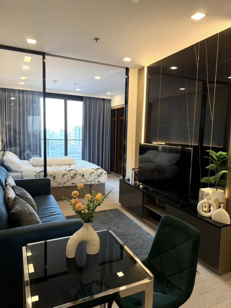 Condo for rent at One 9 Five Asoke-Rama 9. Nicely decorated unit with complete furniture and appliances. Just bring your suitcase and move in!