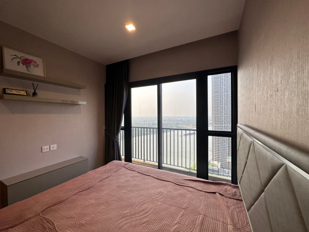 Condo for rent at Politan Rive, corner unit overlooking the Chao Phraya River, 31st floor, fully furnished. Book now!