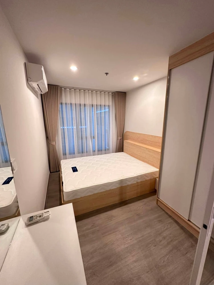 Condo for rent, Regent Home Wutthakat, nice unit on the 10th floor with pool view. Bedroom has a glass partition and built-in furniture. Move in immed