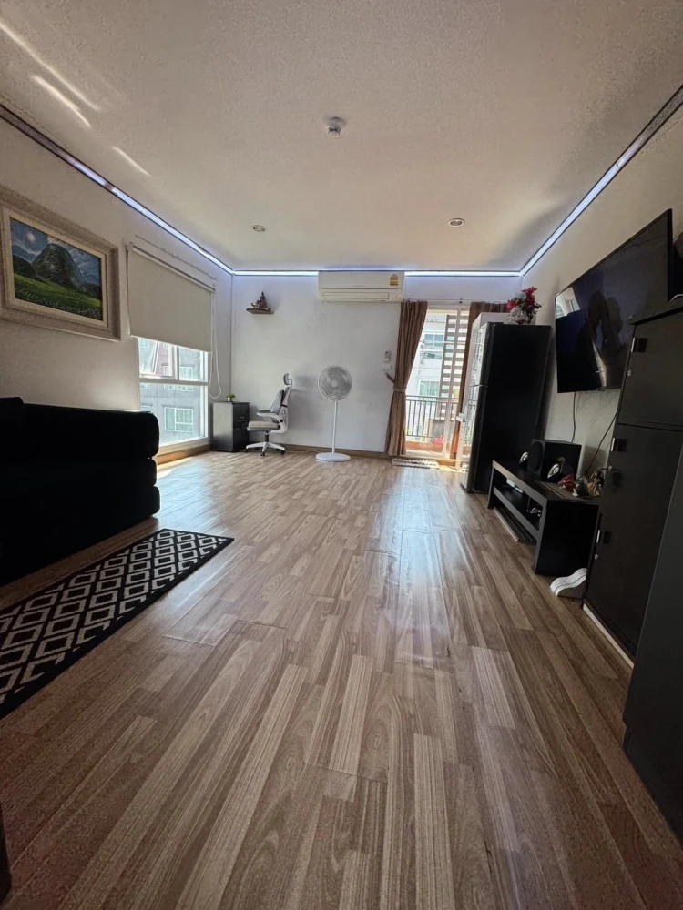 Condo for rent: Regent Home 20 Prachachuen 16. Corner unit, private and affordable. Book today!