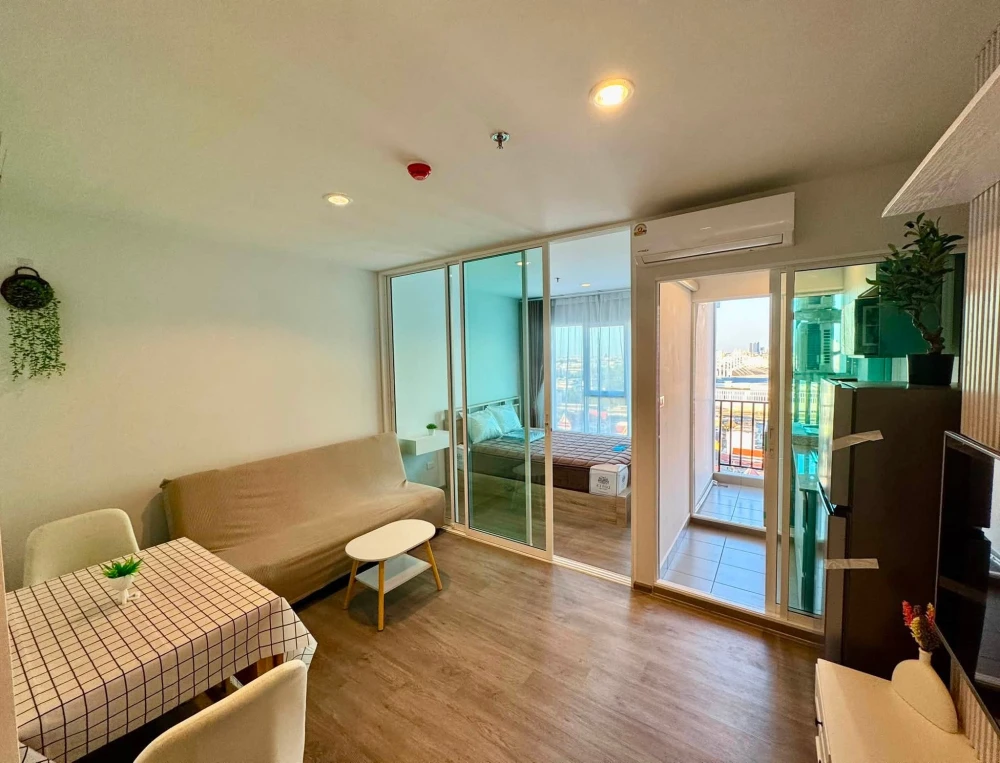 Condo for rent at Regent Home Bangna. The unit is partitioned into separate, well-defined zones. Amazing price! Book now, don't miss out!