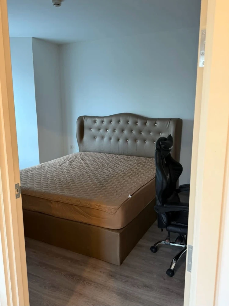 Condo for rent at Rich Park Triple Station. Located on the 4th floor, this is a corner unit offering a garden view and no adjacent neighbors on the si