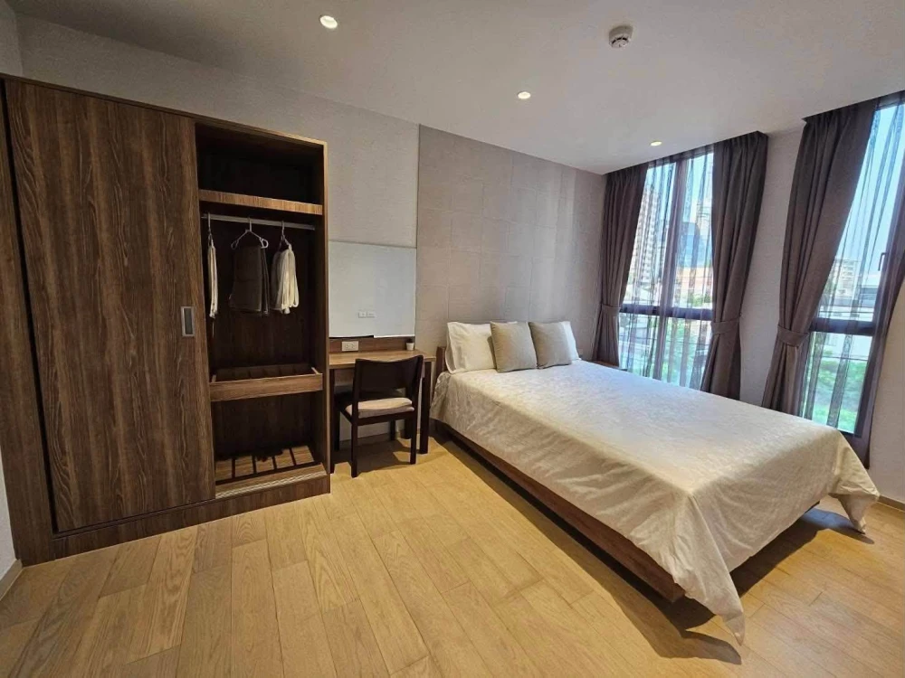 Condo for rent at Runesu Thonglor 5. Large, comfortable unit with ample living space. Convenient and fully equipped. Move in soon!