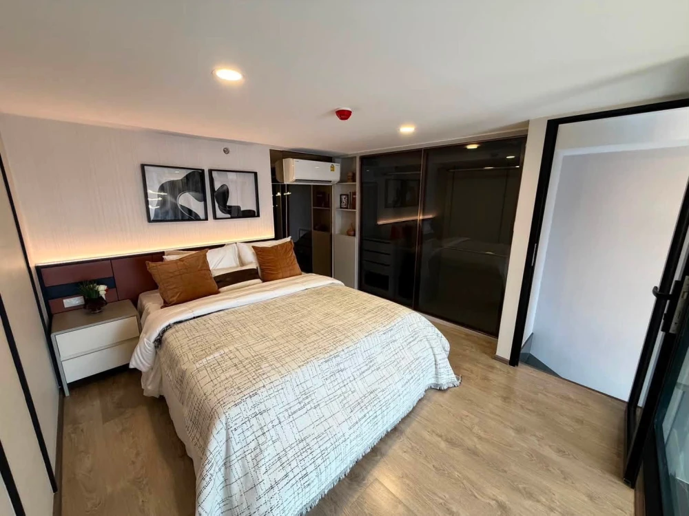 For rent: SOHO Bangkok Ratchada, duplex unit on the 20th floor with stunning views. Fully furnished and ready to move in. Don't miss this opportunity!